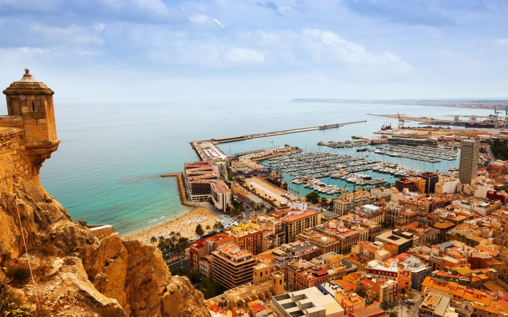 alicante con yates atracados del castillo espana